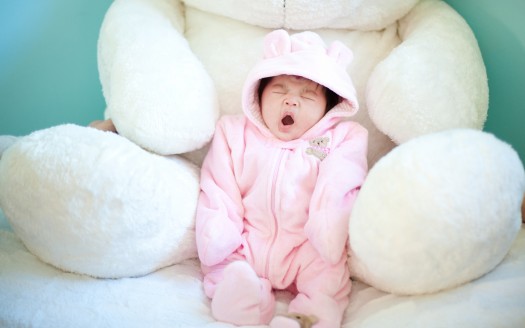 صور اطفال  Cute Baby Yawning Wallpaper كيوت وجميلة