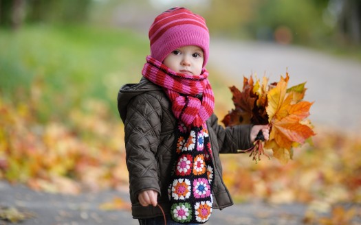 صور اطفال  Cute Baby in Autumn Wallpaper كيوت وجميلة