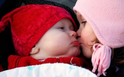صور اطفال  Cute Kiss Wallpaper كيوت وجميلة