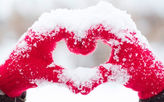 صور رومانسية للعشاق  Love heart Snow Hands 5K Wallpaper حب وغرام
