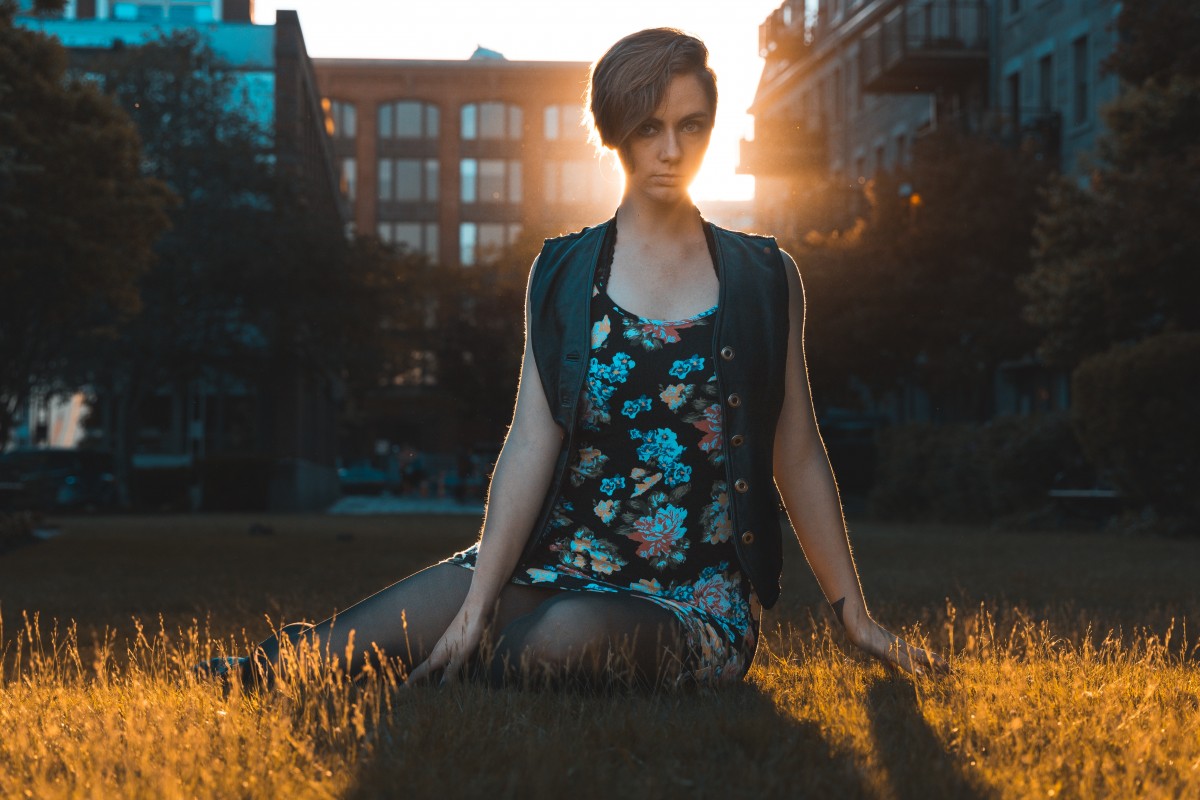 شخص فتاة تصوير ضوء الشمس مساء نموذج ربيع اللون يجلس الخريف أزياء زرقاء سيدة الموسم اللباس صورة جمال صورة تبادل لاطلاق النار المواقف البشرية