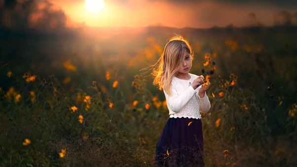 صور اطفال كيوت حلوين جداً  
Cute Child Girl With Flowers Outdoors
  بنات كيوت صغار