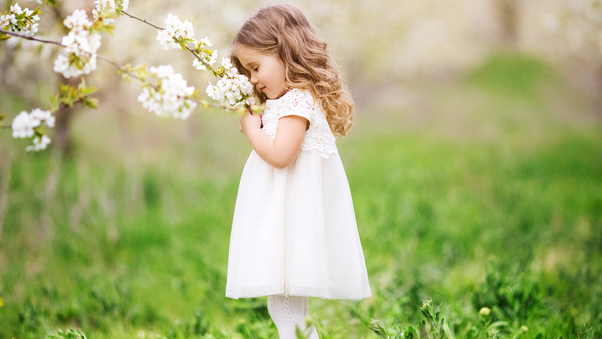 صور اطفال كيوت حلوين جداً  
Little Cute Girl Smelling Flowers
  بنات كيوت صغار