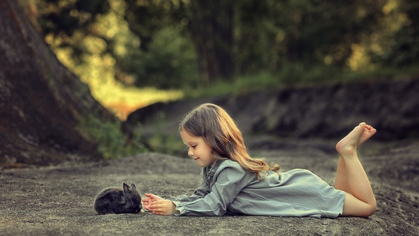 صور اطفال كيوت حلوين جداً  
Little Girl Lying Down And Playing With Rabbit
  بنات كيوت صغار