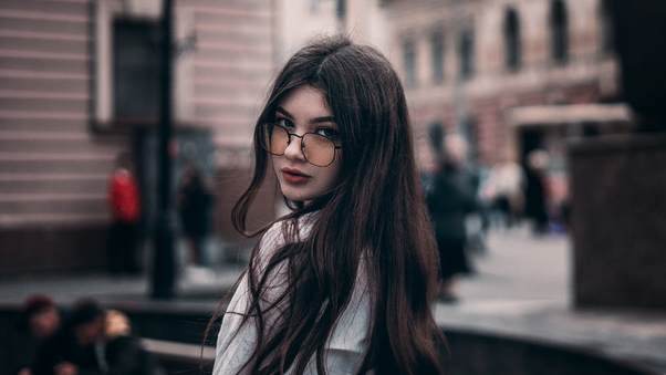 girl-in-glasses-looking-back-4k-un.jpg