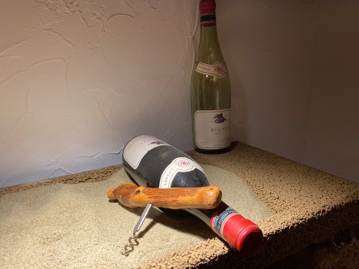 صورة عالية الدقة خالية من النبيذ والرمل والذهبي ونينكاكف ، 1967 ، زجاجة ، مجتذب الدبوس ، والجدار ، وخ