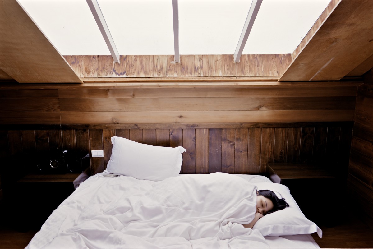 امرأة صباح الكلمة الاسترخاء النوم كوخ أثاث غرفة وسادة نوم قيلولة التصميم الداخلي النوم الحلم السرير متعب الحوزة الكذب الفراش أغطية
