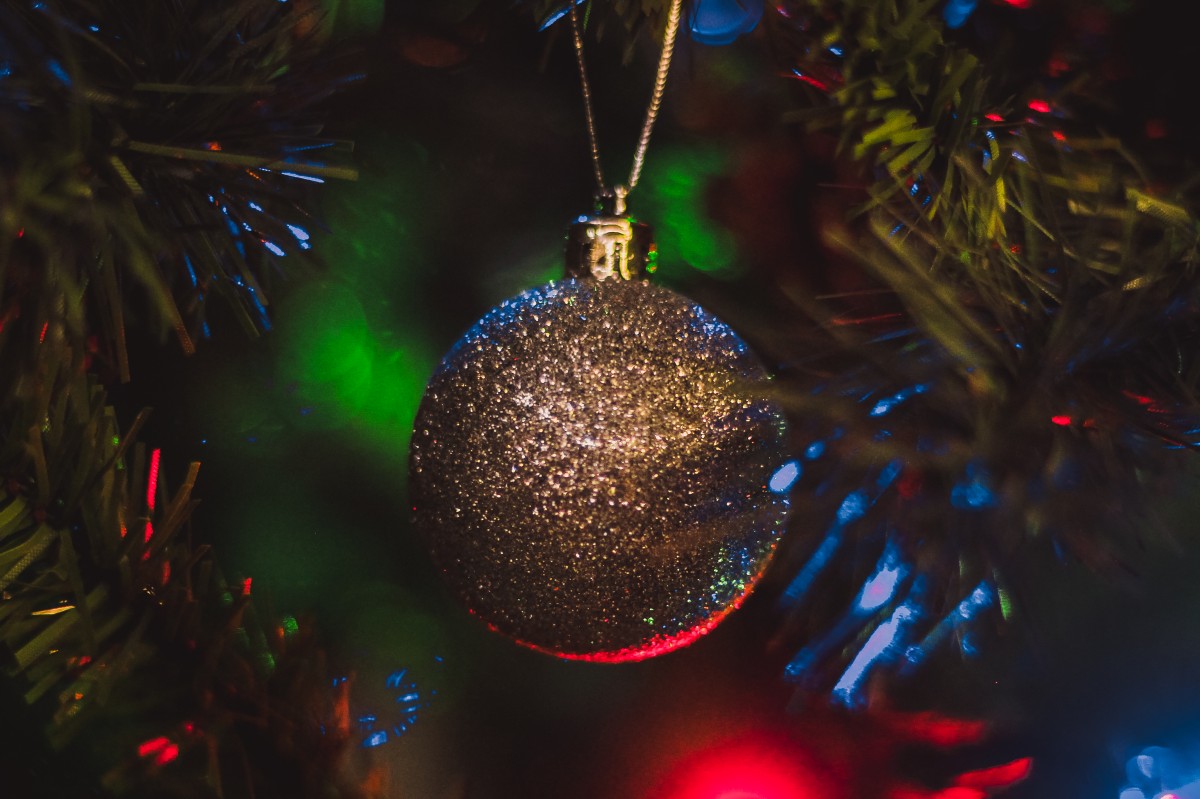 صورة عالية الدقة مجانية لعيد الميلاد ، رأس السنة ، شجرة عيد الميلاد ، كرة ، إكليل ، أضواء ، شتاء