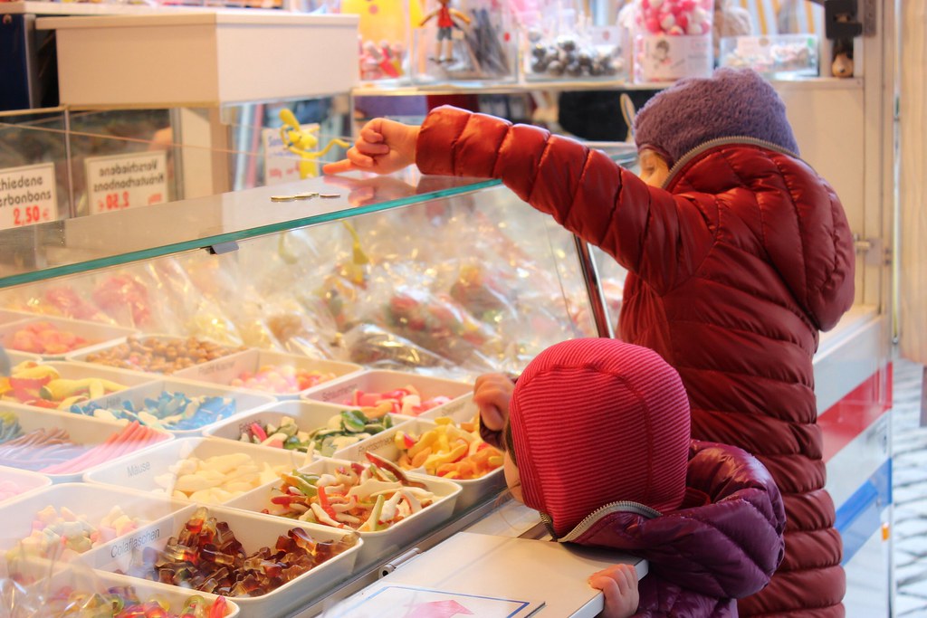 Kids and candy > <