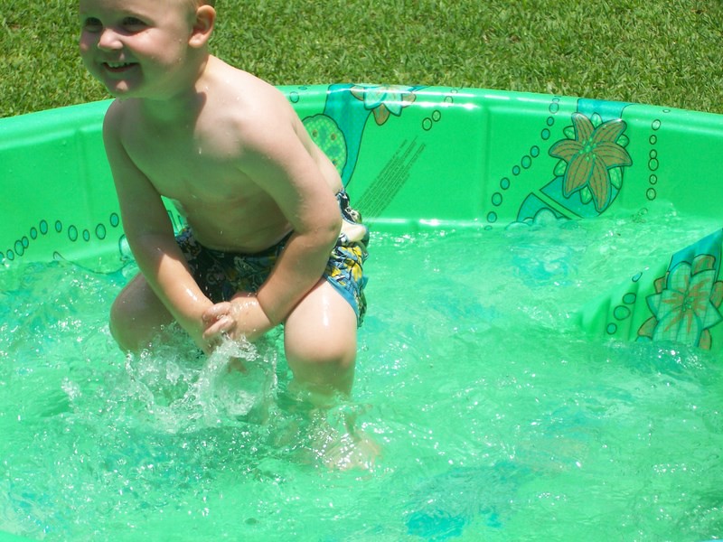 صور اطفال Kids swimming